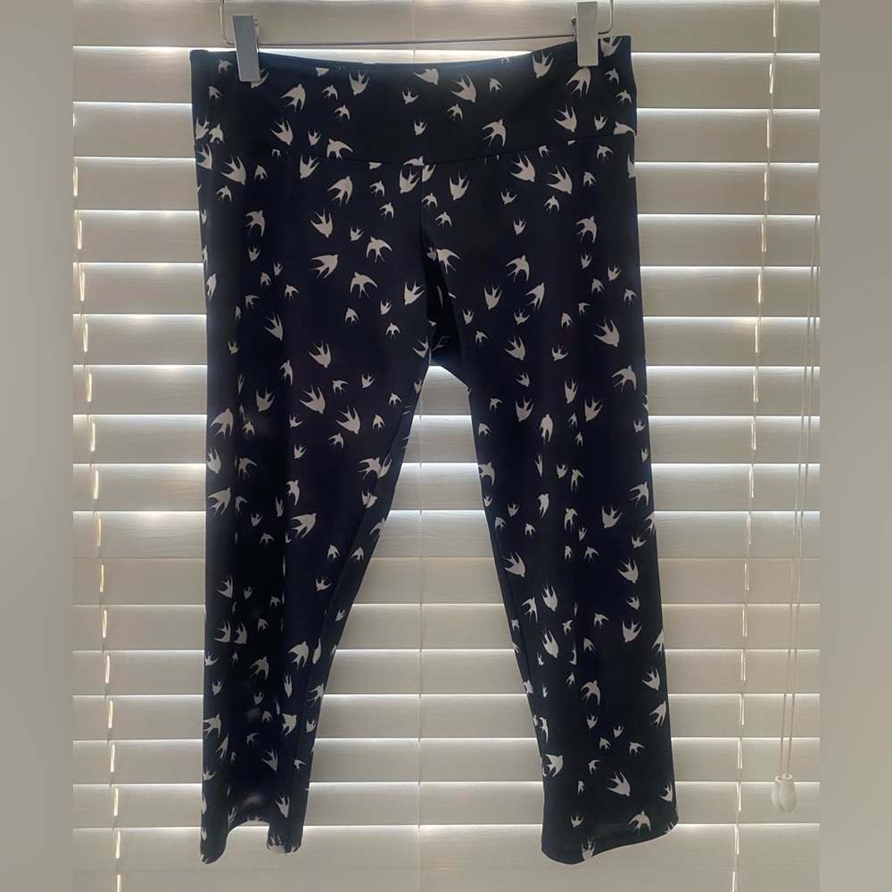 Onzie white doves knee length leggings size M/L